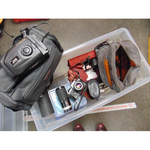 20 - Quantity of cameras and photographic equipment.