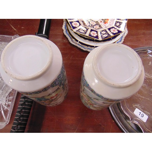 64 - Two pairs of Oriental vases.