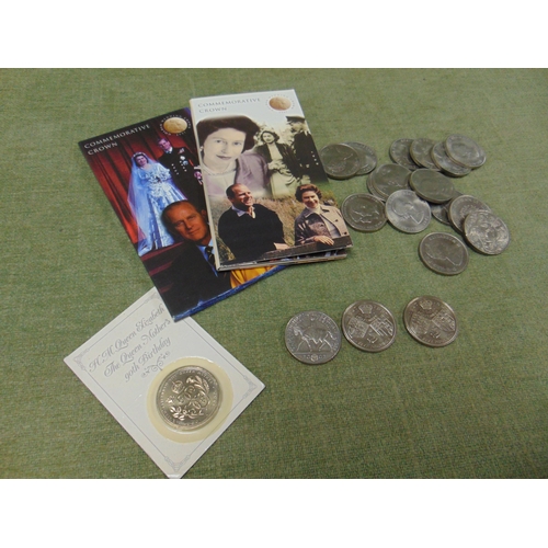 18 - Collection of 6 Elizabeth II commemorative 5 pound coins, and 15 commemorative Crowns.