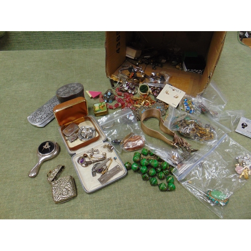 31 - Various trinkets and costume jewellery.