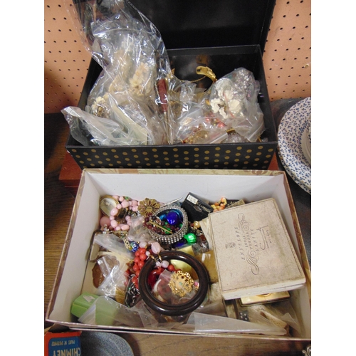 94 - Quantity of costume jewellery and trinkets.