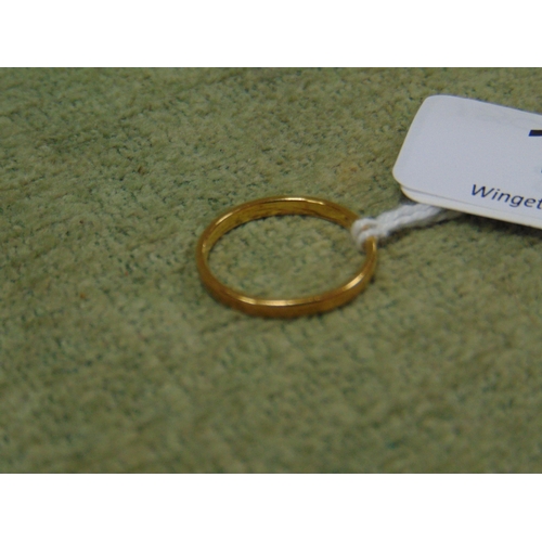 13 - 22ct gold wedding band, size M, 2g.