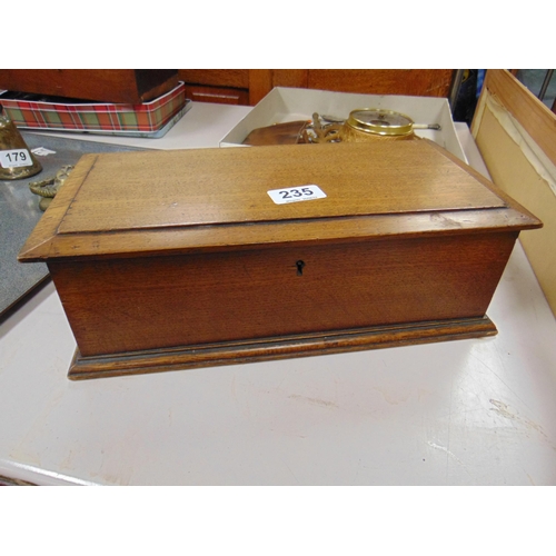 235 - An oak trinket box, having lift up lid.