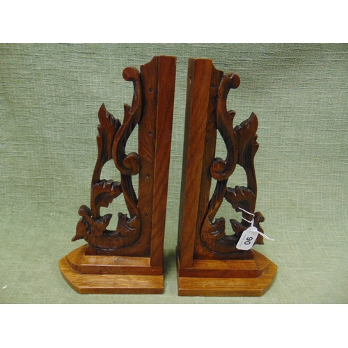 90 - Pair of oak wall brackets.