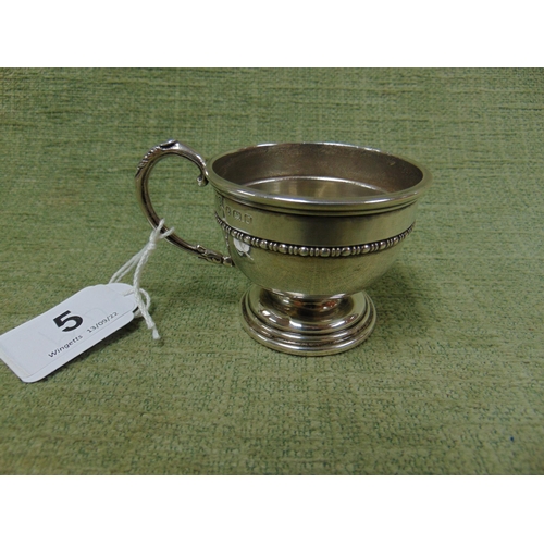 5 - George V circular silver cup with bead decoration, acanthus capped scroll handle, on circular foot, ... 