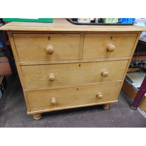 220 - Small Victorian chest of two short and two long drawers with knob handles and on turned supports. 33... 