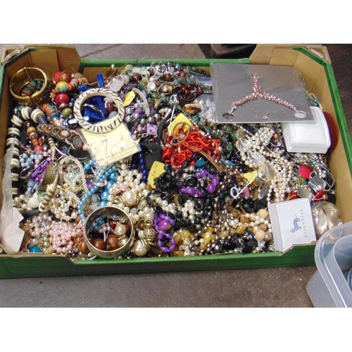 223 - Box of costume jewellery.