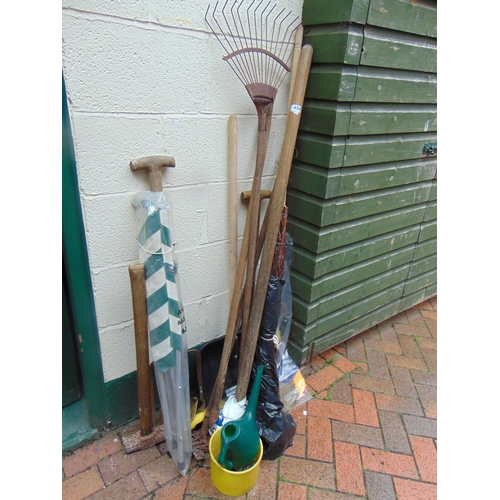 454 - Quantity of garden tools.