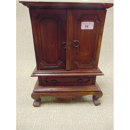 54 - Hardwood table top cabinet, ogive cornice, pair of doors, enclosing a set of three drawers , with fu... 