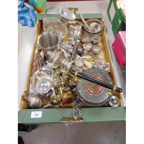 224 - Box of metalware.