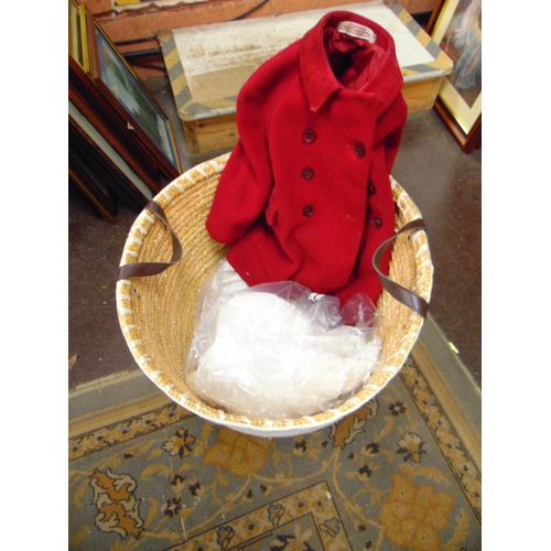 360 - Quantity of linen contained in a wicker basket.