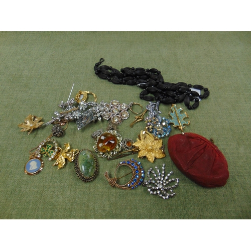 562 - Quantity of costume jewellery.