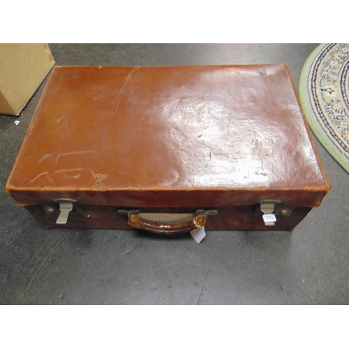 61 - Vintage suitcase.