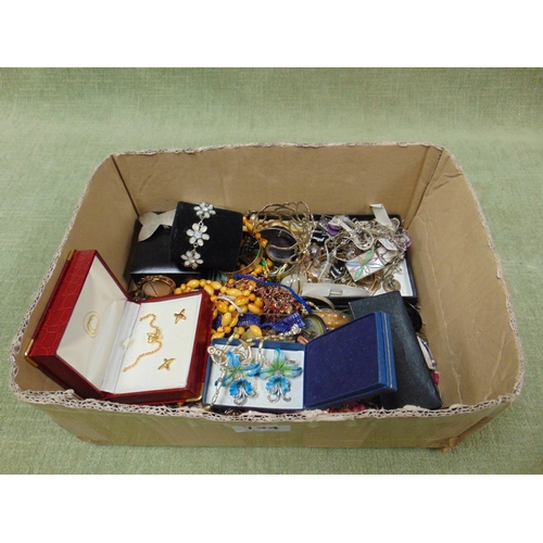 134 - Box of costume jewellery.