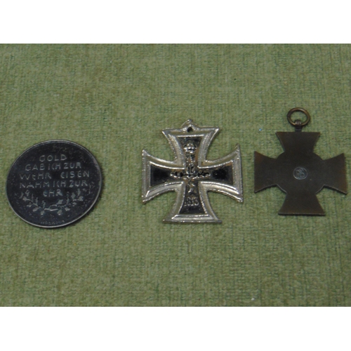 128 - First World War German Iron Cross badge 1914-18, Iron cross second 2nd class medal and a 1916 Eisern... 