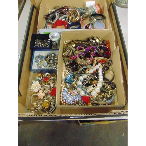 208 - Box of costume jewellery.