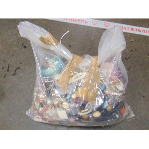 39 - 12 kilo bag of costume jewellery.