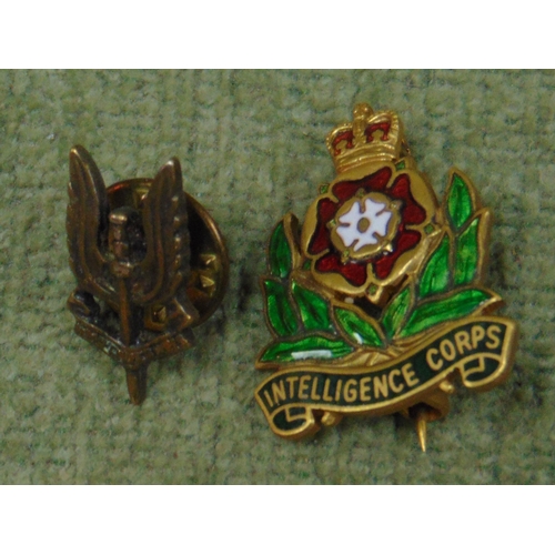 86 - SAS tie pin and an Intelligence Corps pin badge. (2)