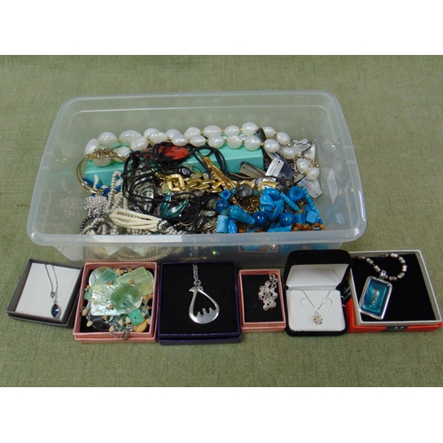 108 - Quantity of costume jewellery.