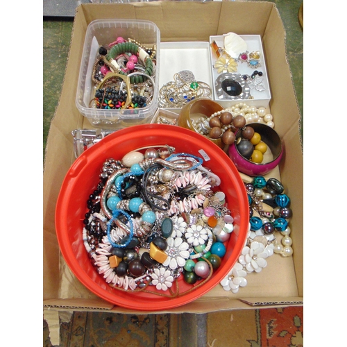 257 - Quantity of costume jewellery.