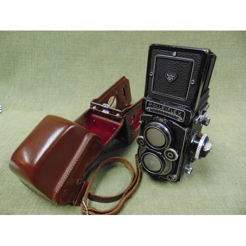 495 - Rolleiflex 2821301 camera, having Carl Zeiss Nr 4255113 lense, and in case.