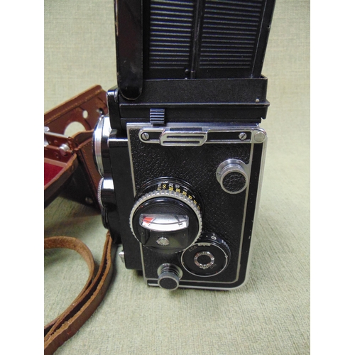 495 - Rolleiflex 2821301 camera, having Carl Zeiss Nr 4255113 lense, and in case.