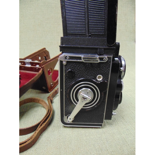 495 - Rolleiflex 2821301 camera, having Carl Zeiss Nr 4255113 lense, and in case.