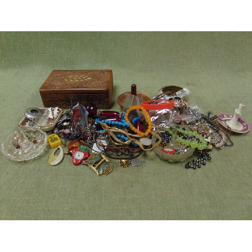 138 - Quantity of costume jewellery.