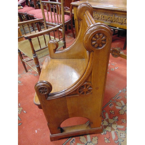 299 - Small oak church pew, pierced back and solid seat.