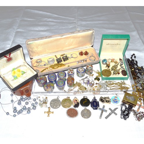 99 - Various trinkets and costume jewellery.