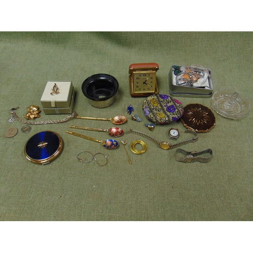 78 - Costume jewellery.