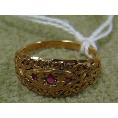 30 - 9ct gold garnet set ring, size P.