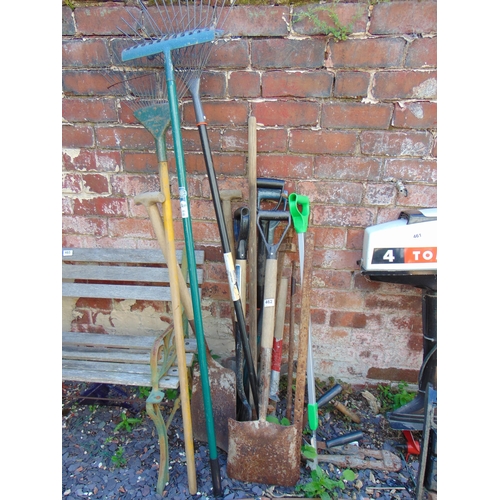 462 - Quantity of garden tools.