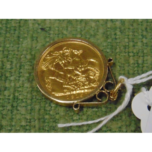 43 - 1915 George V gold sovereign, in 9ct pendant mount. 9.8 gms.