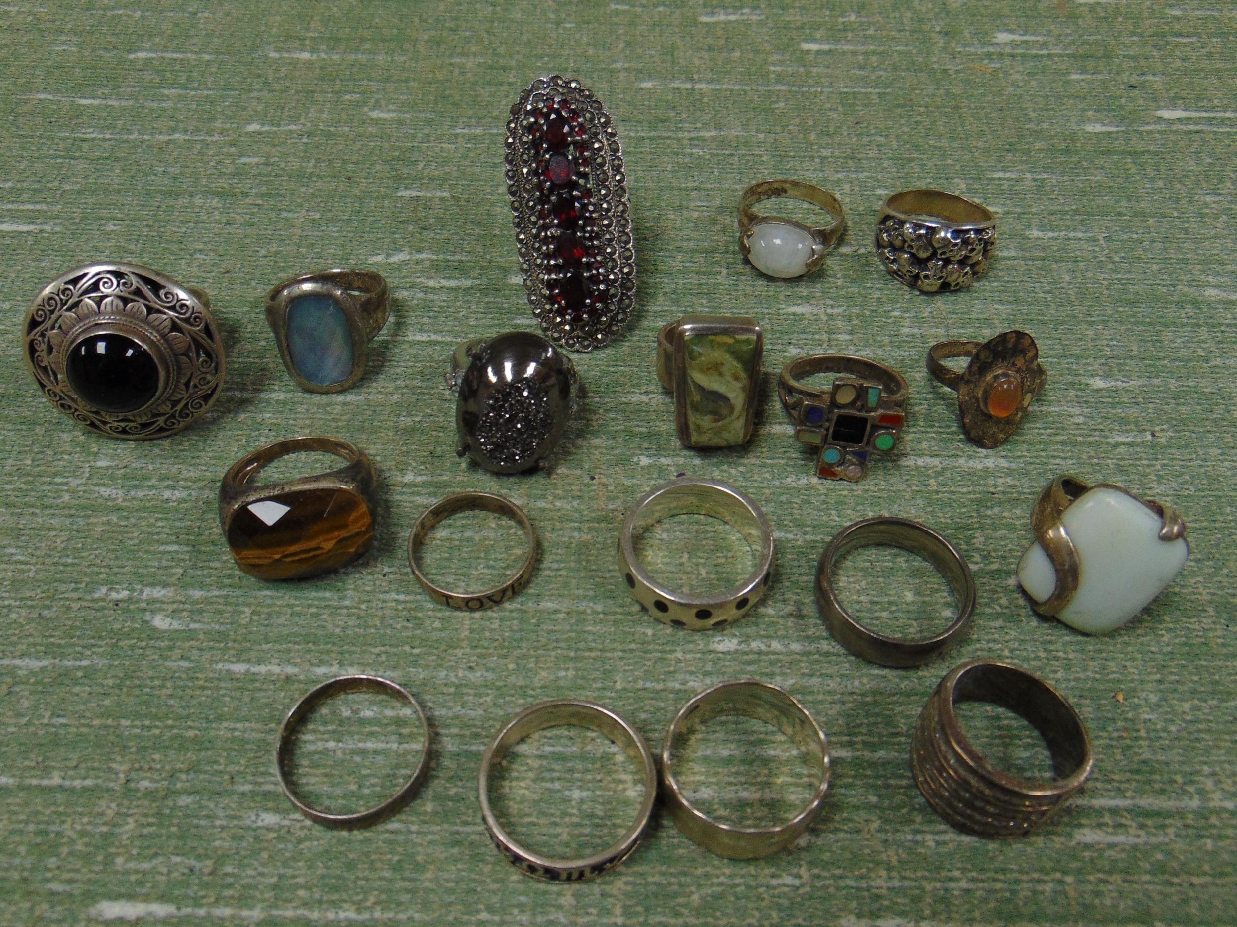 Selection of rings, some silver.