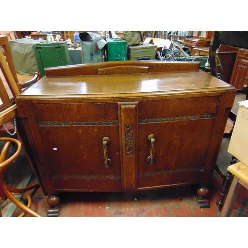 531 - An oak sideboard.