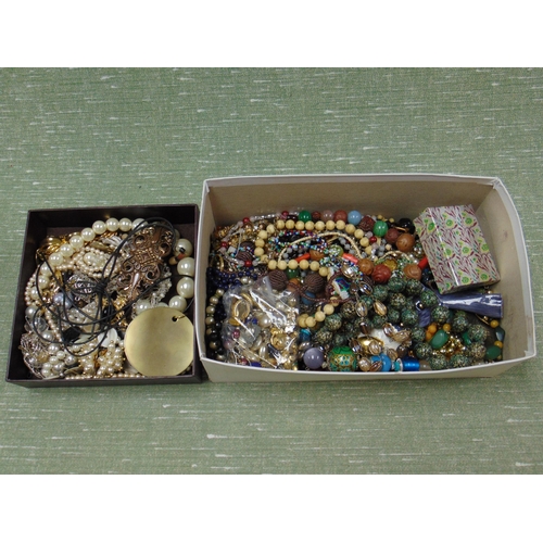 72 - Quantity of costume jewellery.