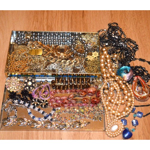 139 - Costume jewellery.