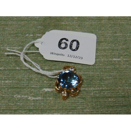 60 - London blue and white yellow gold pendant.