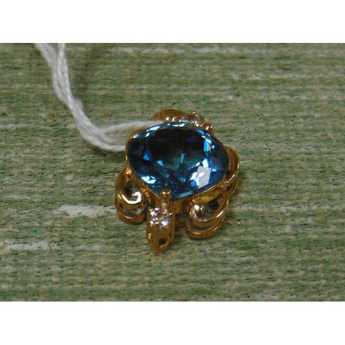 60 - London blue and white yellow gold pendant.