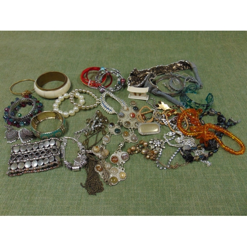 388 - Quantity of costume jewellery.