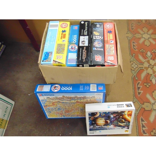 226 - Box of jigsaw puzzles.