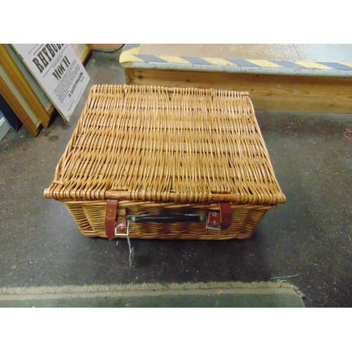 214 - Wicker picnic hamper.