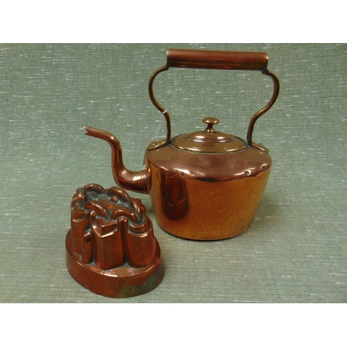 24 - Antique oval copper kettle and a jelly mould. (2)