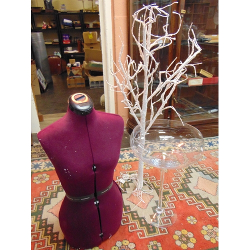 112 - Adjustable mannequin, artificial tree, large glass vase, artificial plant, etc.