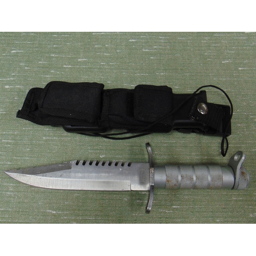 218 - Survival knife. Please note: Purchasers must be over 18. CANNOT BE SHIPPED.