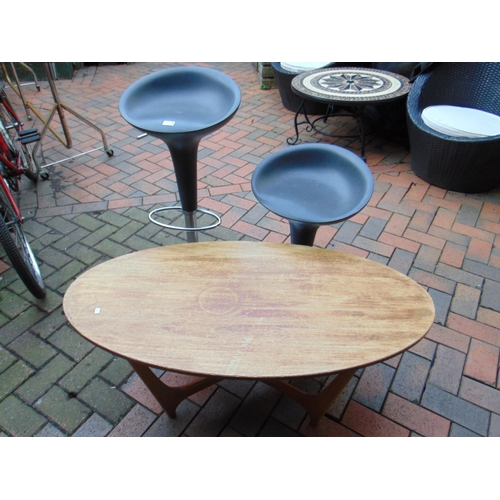 443 - Pair of rise and fall stools and an oval table.