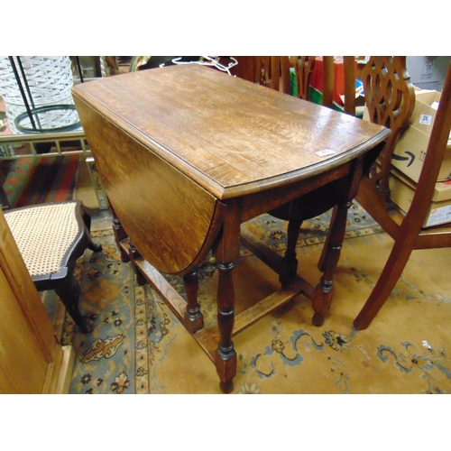 345 - An oak gateleg table, drop leaves and on baluster turned supports. 30 x 35 x 19