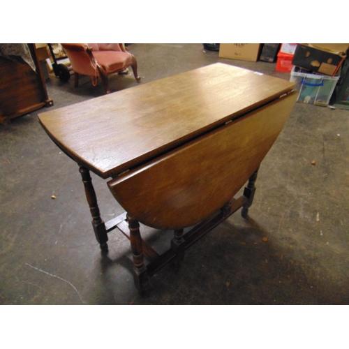 390 - An oak gateleg table and a centre table (2).