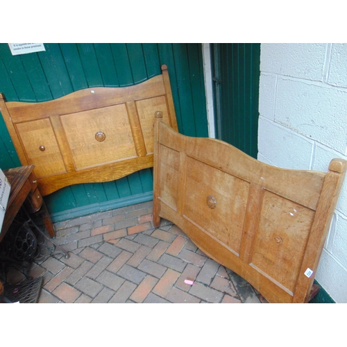 492 - An oak 4ft bedstead.